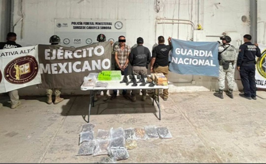 Detienen a hombre armado en Altar, Sonora; aseguran más de 8 mil cartuchos y fusiles.
Foto: Especial.