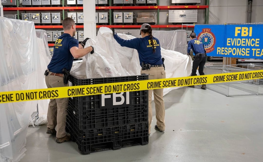 Agentes asignados a un equipo especial manipulan en el laboratorio de la agencia, los materiales recuperados de un globo chino que fue derribado en Carolina del Sur. Foto: AP 