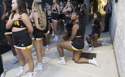 Niegan acceso a animadoras que protestan en himno