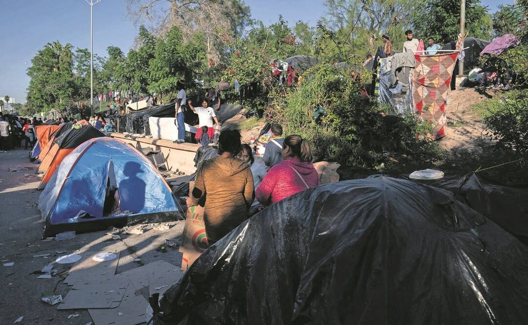 Migrantes que esperan buscar asilo en Estados Unidos, en un campamento cerca del Puente Internacional Gateway en Matamoros, Tamaulipas. Foto: Archivo/ AP