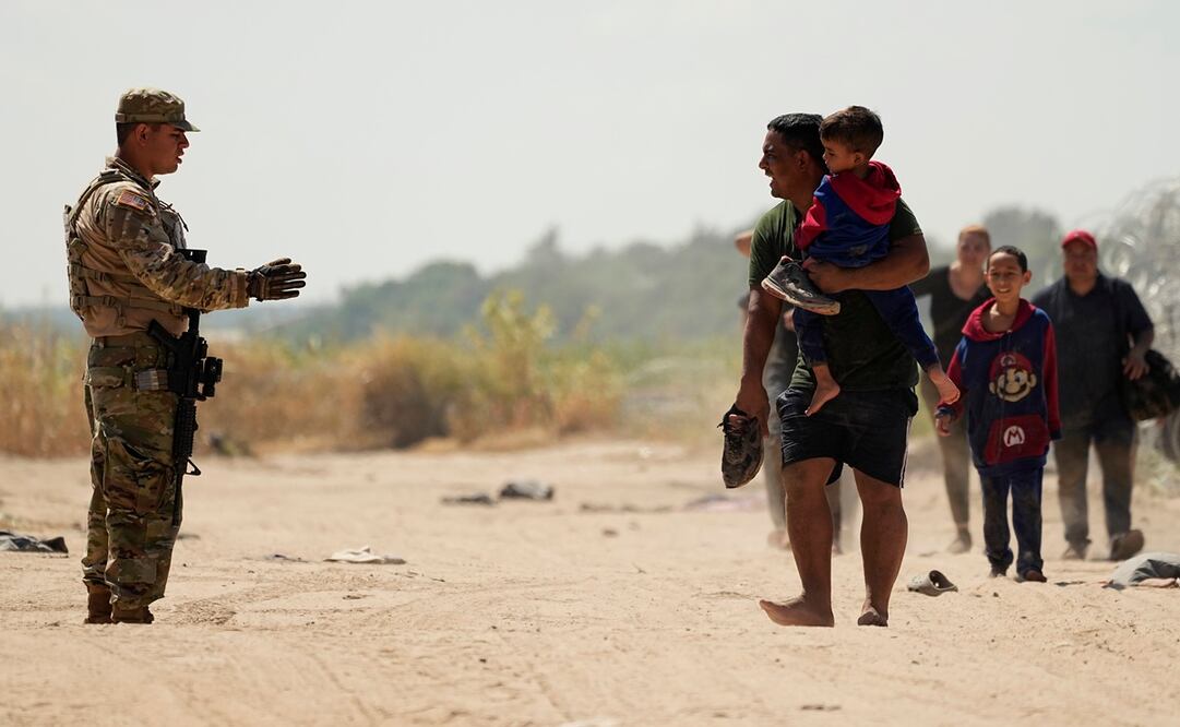 Los migrantes que cruzaron el río Grande hacia Estados Unidos desde México buscan instrucciones de un guardia, el viernes 22 de septiembre de 2023, en Eagle Pass, Texas. Foto: AP