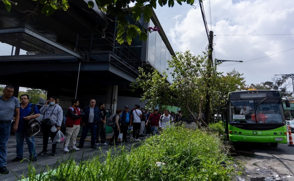 Usuarios abordan el servicio de apoyo de RTP debido al cierre temporal por revisión anual de la Línea 1 del Cablebus de la Ciudad de México. Foto Hugo Salvador El Universal