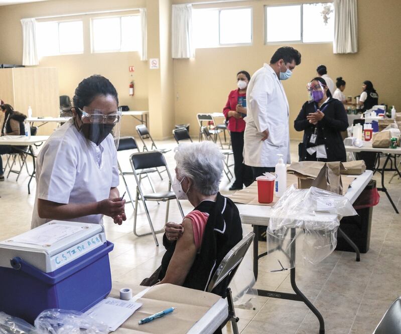 Las brigadas de vacunación acudieron ayer a diferentes asilos para inocular a los adultos. Foto: GERMÁN ESPINOSA. EL UNIVERSAL