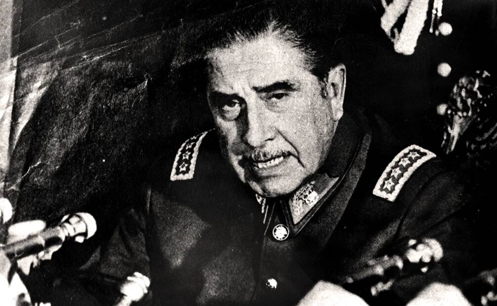 Augusto Pinochet dando un discurso en una rueda de prensa semanas después del golpe de estado con el que tomó la presidencia con el apoyo del ejército. Foto: ESPECIAL.