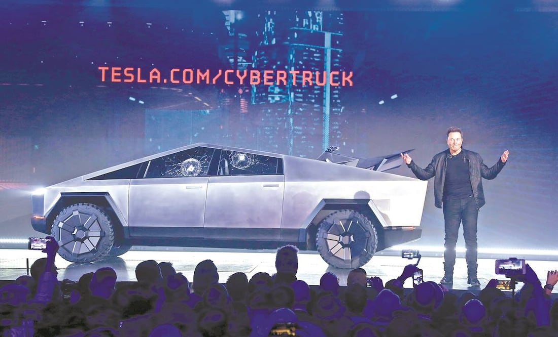 Elon Musk aseguró que las ventanas de la Cybertruck son capaces de resistir una bala de calibre de 9 milímetros, pero cuando personal de Tesla les arrojó una bola de metal, los cristales se resquebrajaron. Foto/RINGO H.W. CHIU. AP