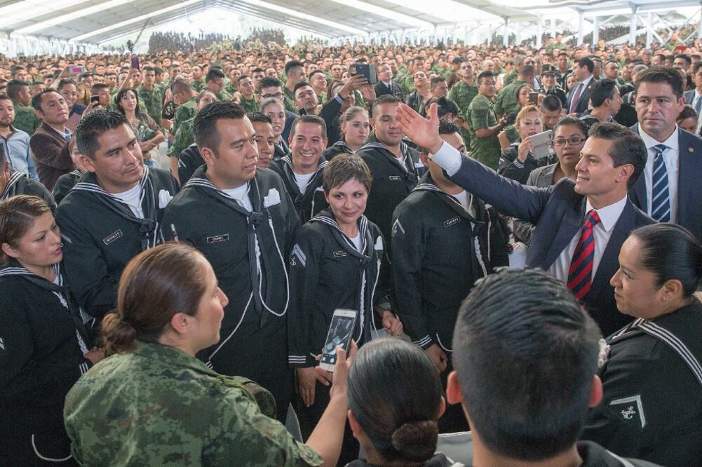 El presidente Enrique Peña Nieto encabezó un encuentro inédito con más de 32 mil efectivos de las Fuerzas Armadas de todas las regiones militares del país y sus familias en el Campo Militar 1-A en Naucalpan, Estado de México. (PRESIDENCIA)