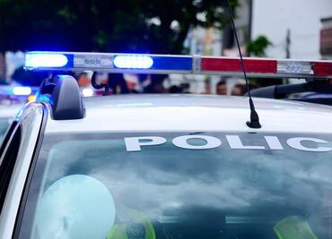 Hombre atropella a peatón y carga parte del cuerpo sobre coche