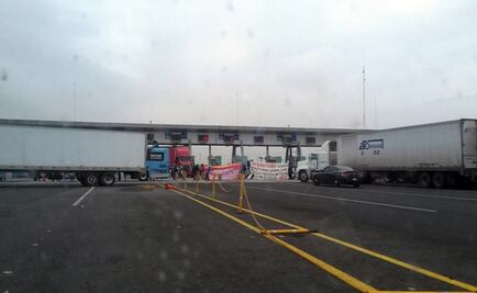 Ejidatarios bloquean el Circuito Exterior Mexiquense