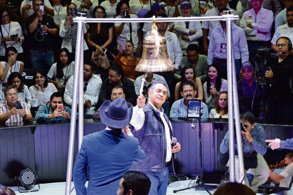 En su arranque de campaña, el candidato independiente Jaime Rodríguez Calderón tocó una campana para iniciar su carrera por la Presidencia. Foto: EMILIO VÁSQUEZ. EL UNIVERSAL