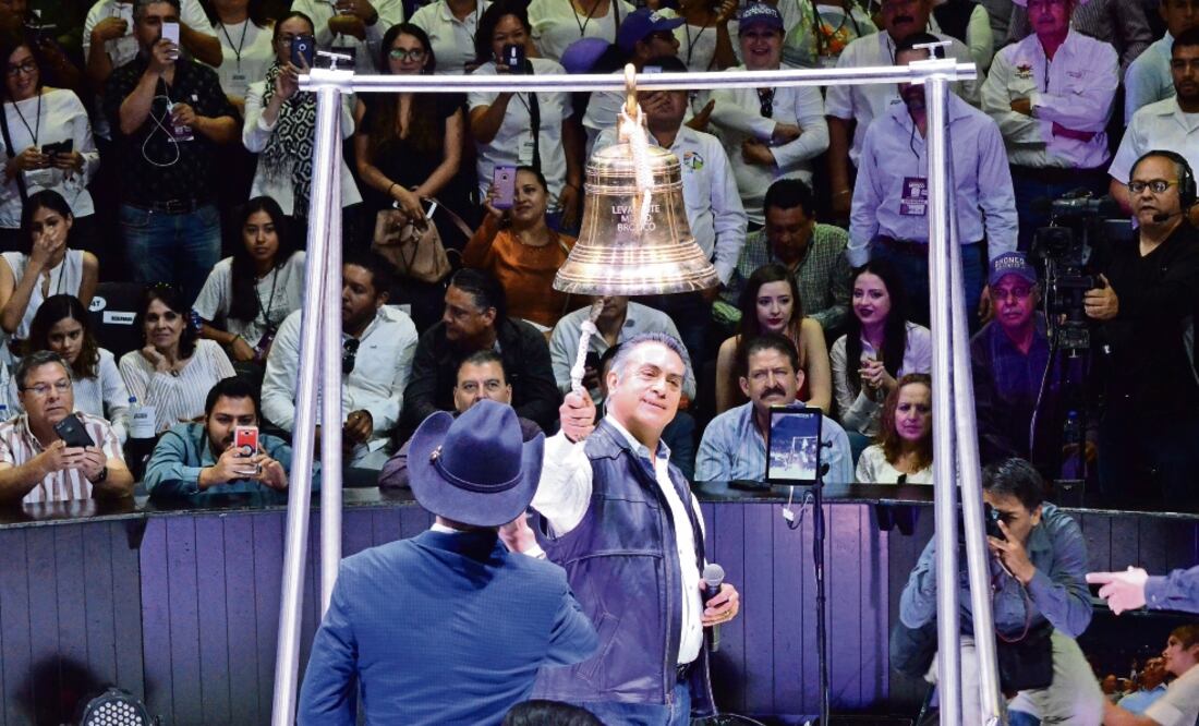 En su arranque de campaña, el candidato independiente Jaime Rodríguez Calderón tocó una campana para iniciar su carrera por la Presidencia. Foto: EMILIO VÁSQUEZ. EL UNIVERSAL
