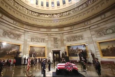 Donald Trump y Melania rinden homenaje a George H. W. Bush en Washington
