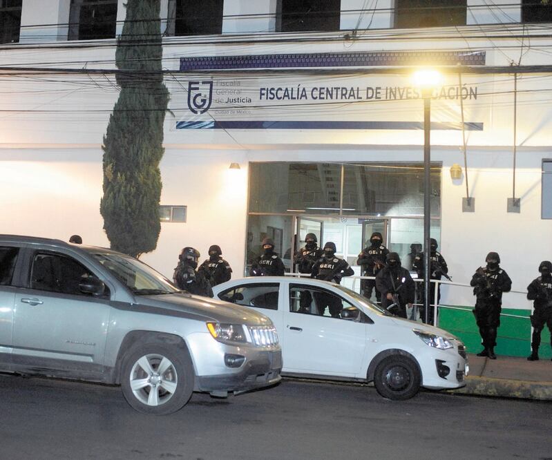 El imputado llegó al búnker de la fiscalía capitalina, donde certificaron su estado de salud para posteriormente llevarlo al Reclusorio Oriente. Foto: LUIS CARBAYO. EL UNIVERSAL