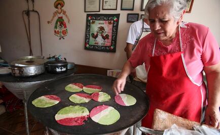 Por fiestas patrias hacen tortillas tricolores en Toluca
