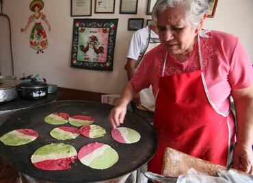 Por fiestas patrias hacen tortillas tricolores en Toluca