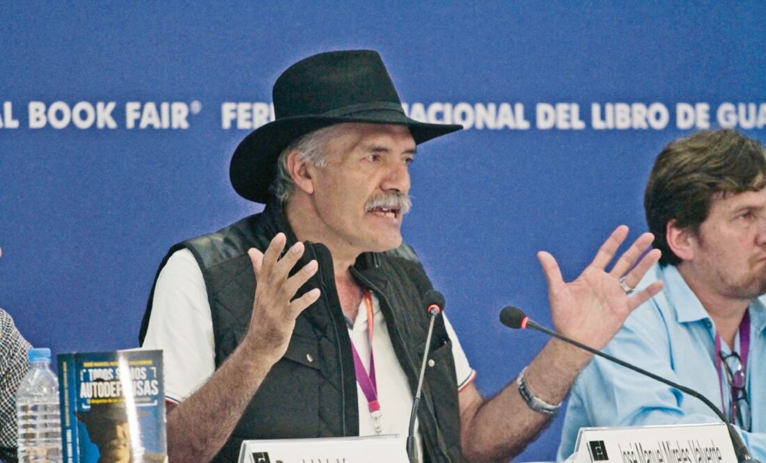 José Manuel Mireles Valverde presentó su libro Todos somos Autodefe nsas donde narra la lucha civil armada en Michoacán (ARCHIVO EL UNIVERSAL)