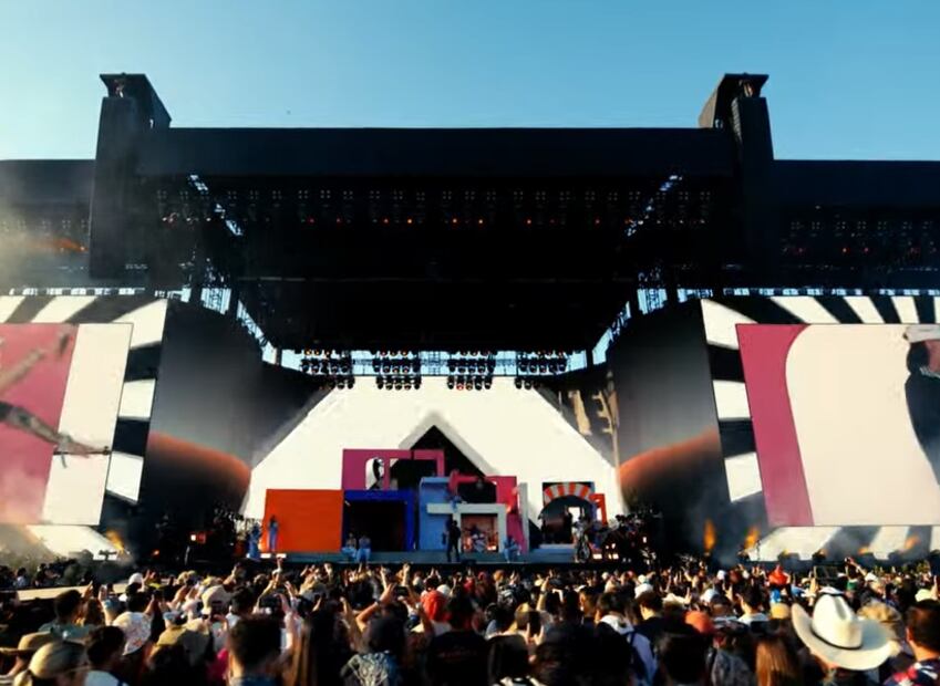 Becky G en el escenario del 2023 Coachella. Foto: Captura.