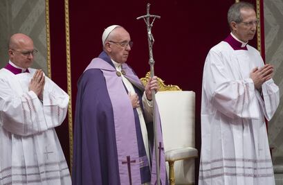 Papa expresa dolor por "violencia diabólica" en Yemen