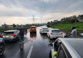 Se desborda cárcamo en Circuito Exterior Mexiquense a la altura de Cuautitlán Izcalli; circulación está cerrada