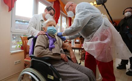 Vacunan por adelantado contra Covid a mujer de 101 años en Alemania