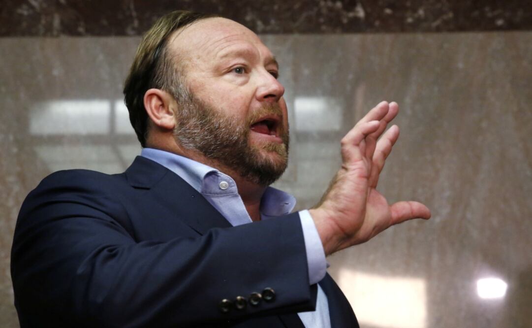 Alex Jones ha incitado a la violencia de acuerdo con Facebook. Imagen Reuters