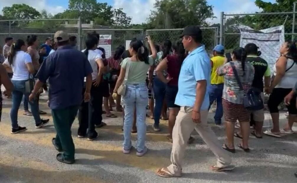 Retienen a director y maestro en Valladolid, Yucatán; señalan encubrimiento a conserje acusado de abuso sexual.
Foto: Especial.