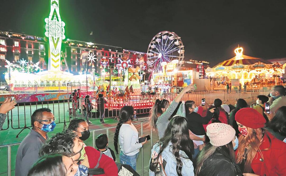 Los asistentes quedaron maravillados con los juegos mecánicos y el alumbrado navideño. Fotos: Berenice Fregoso/ EL UNIVERSAL.