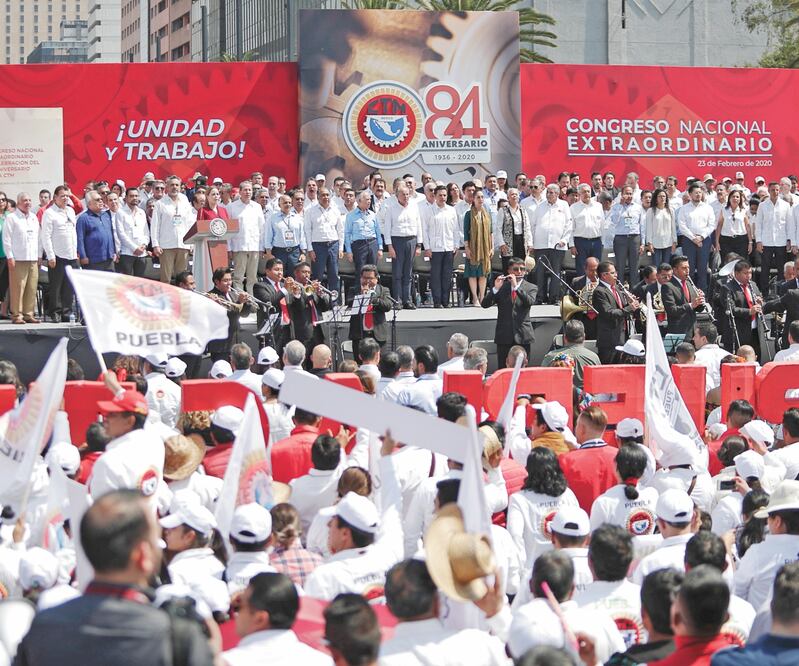 El presidente Andrés Manuel López Obrador participó en un encuentro de la CTM, gremio que hoy cumple 84 años. IVÁN STEPHENS. EL UNIVERSAL