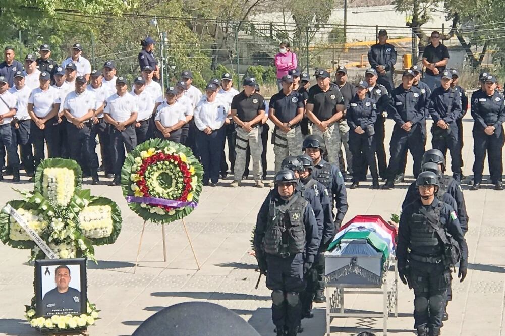 Honores. El agente César Pérez tenía 11 años como policía municipal de Naucalpan; recibió un reconocimiento de cuerpo presente en la explanada municipal. Foto: REBECA JIMÉNEZ. EL UNIVERSAL