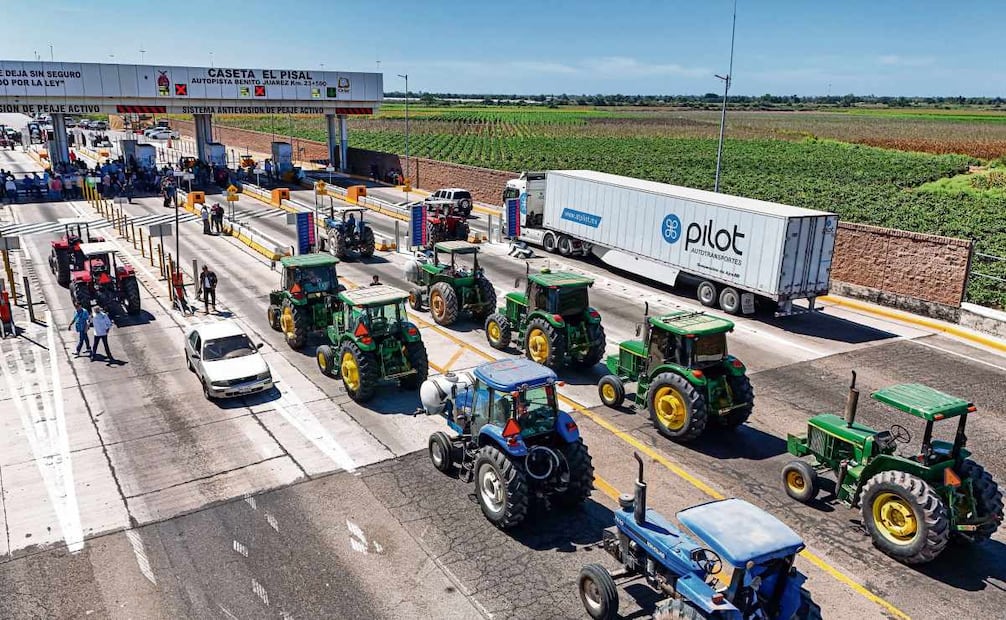 En Sinaloa, campesinos llegaron en tractores a la caseta de cobro de El Pisal, donde permitieron el libre tránsito de los automovilistas. Foto:  JOSÉ BETANZOS/CUARTOSCURO