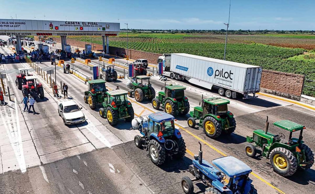 En Sinaloa, campesinos llegaron en tractores a la caseta de cobro de El Pisal, donde permitieron el libre tránsito de los automovilistas. Foto:  JOSÉ BETANZOS/CUARTOSCURO
