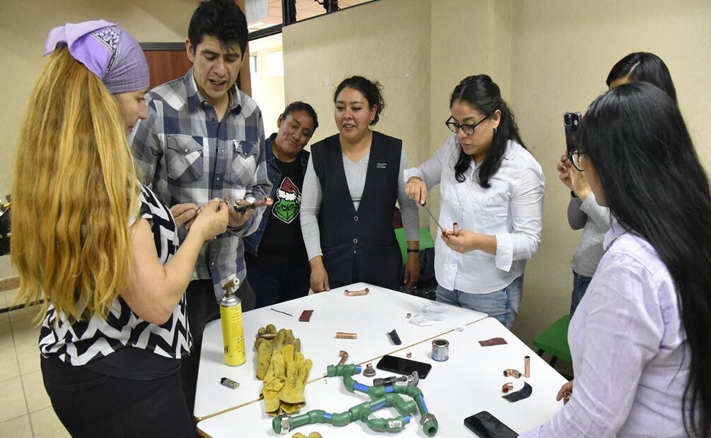 Programa "Mujeres Plomeras" capacita a mujeres del Edomex para reparar fugas de agua y obtener ingresos extras. Foto: Especial