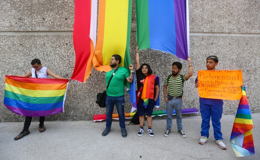 Personas de la comunidad LGTB se reúnen a las afueras del Infonavit para defender la bandera que el día de ayer fue rota en las instalaciones. Foto: Luis Camacho | El Universal