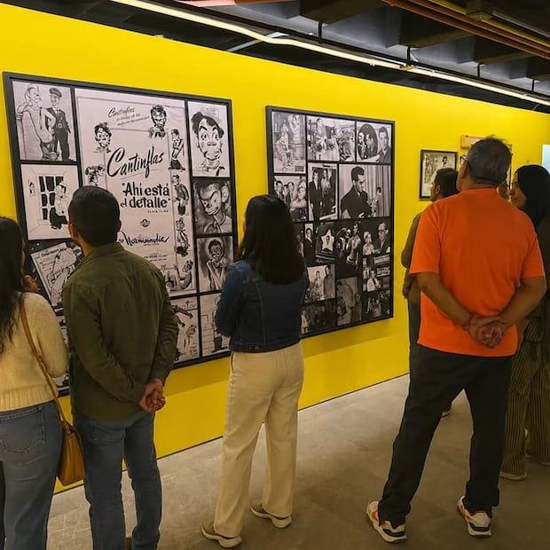 En el recorrido hay objetos personales de Mario Moreno Cantinflas, como vestuarios y reconocimientos. Foto: Fever