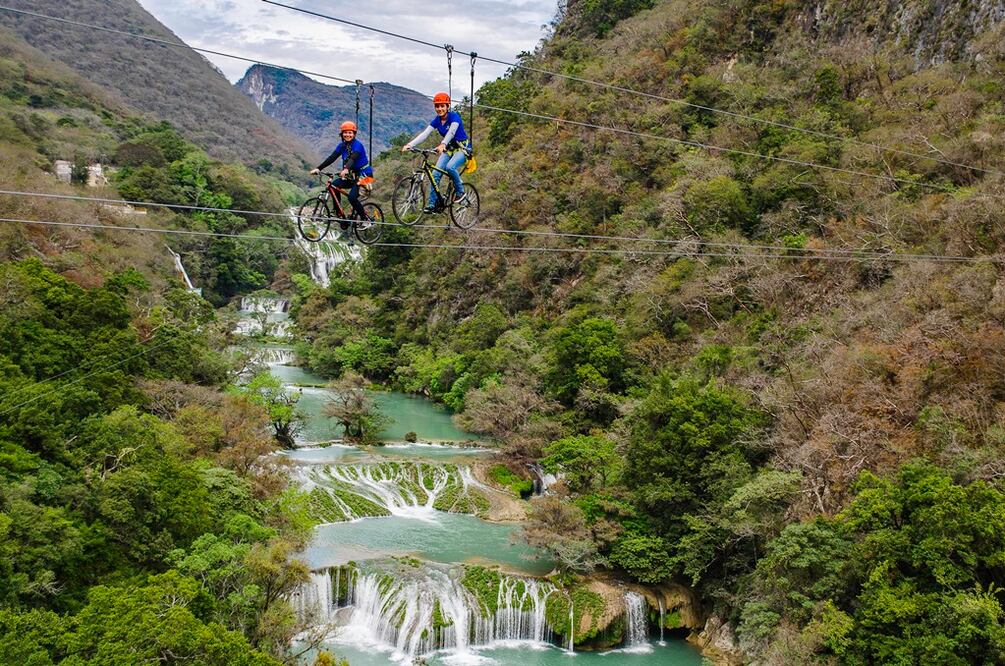 Mientras te deslizas en una tirolesa montado en una bicicleta, observa las siete cascadas escalonadas de Micos. (Foto: Cortesía Adventure Land) 