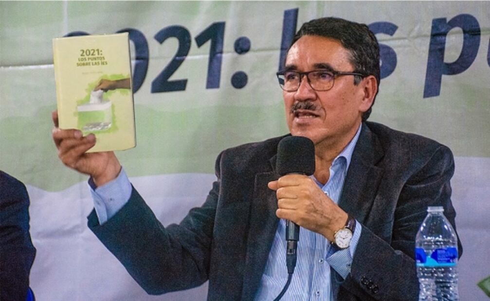 Presentó Editorial Esténtor libro: "2021: Los puntos  sobre las íes", de Aquiles Córdova Morán