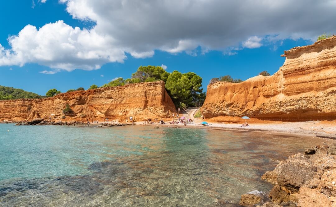 Reserva al menos un día para relajarte en la playa Sa Caleta. (Foto: iStock)
