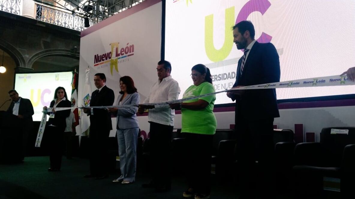 El gobernador Jaime Rodríguez corta un listón para el arranque simbólico de la Universidad Ciudadana de Nuevo León (Foto: tomada de @JaimeRdzNL)