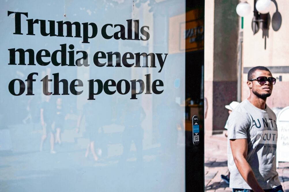 Varios mensajes criticando la postura de Donald Trump hacia la prensa fueron colocados en las calles de Helsinki (JONATHAN NACKSTRAND. AFP)