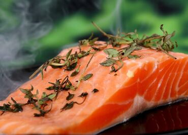 Conoce por qué el color rosado del salmón podría ser falso