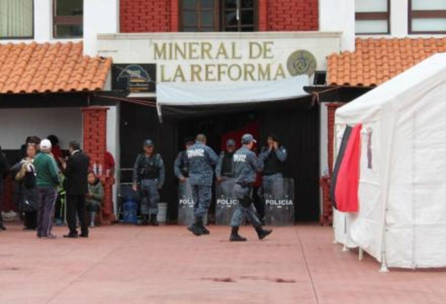 Se enfrentan por huelga empleados municipales en Hidalgo