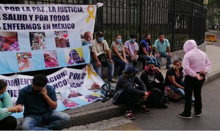 Padres de niños con cáncer van a huelga hambre por falta de medicamentos