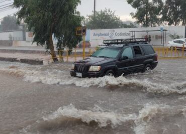 Rescatan a familia atrapada por crecida de arroyo en Nogales, Sonora; activan alerta por lluvias intensas