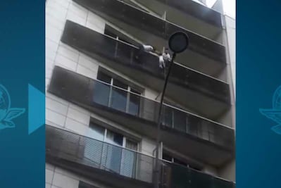 Joven trepa cuatro pisos por balcones en París para rescatar a un niño
