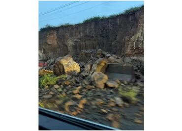 Derrumbe de un talud en Huehuetoca afecta la autopista México-Querétaro