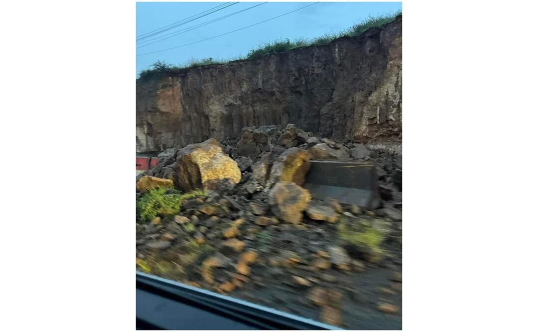 Derrumbe de talud a la altura del kilómetro 53 de la autopista México-Querétaro. Foto: Especial
