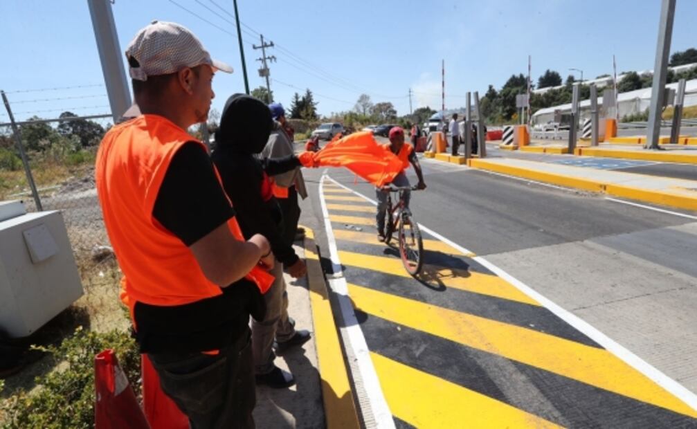 Toman caseta en autopista Toluca-Tenango y dan paso libre a autos en protesta por explotación de un río