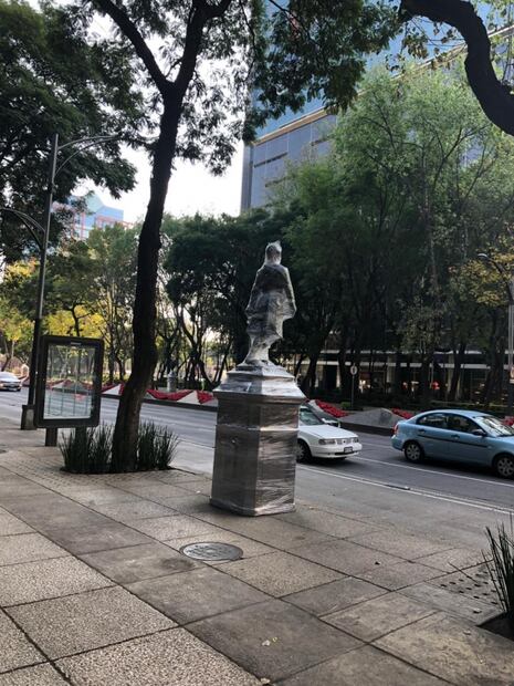 "Tapizan" negocios, estaciones de Metrobús y estatuas por marcha feminista