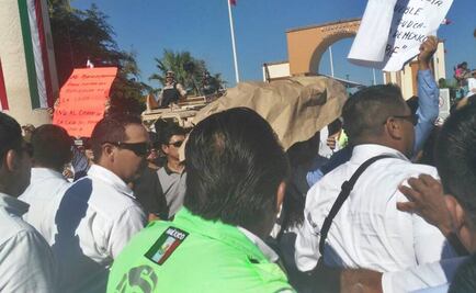 Protestan durante desfile en La Paz