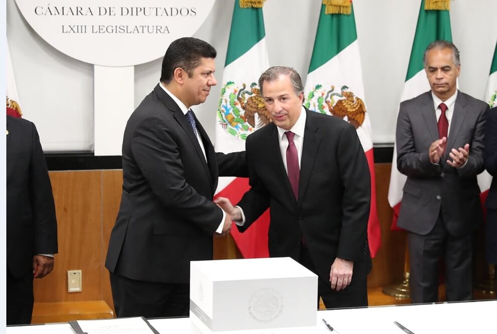 El secretario de Hacienda y Crédito Público, José Antonio Meade Kuribreña, entregó a la Cámara de Diputados el paquete económico 2017. Foto: Ariel Ojeda/El Universal