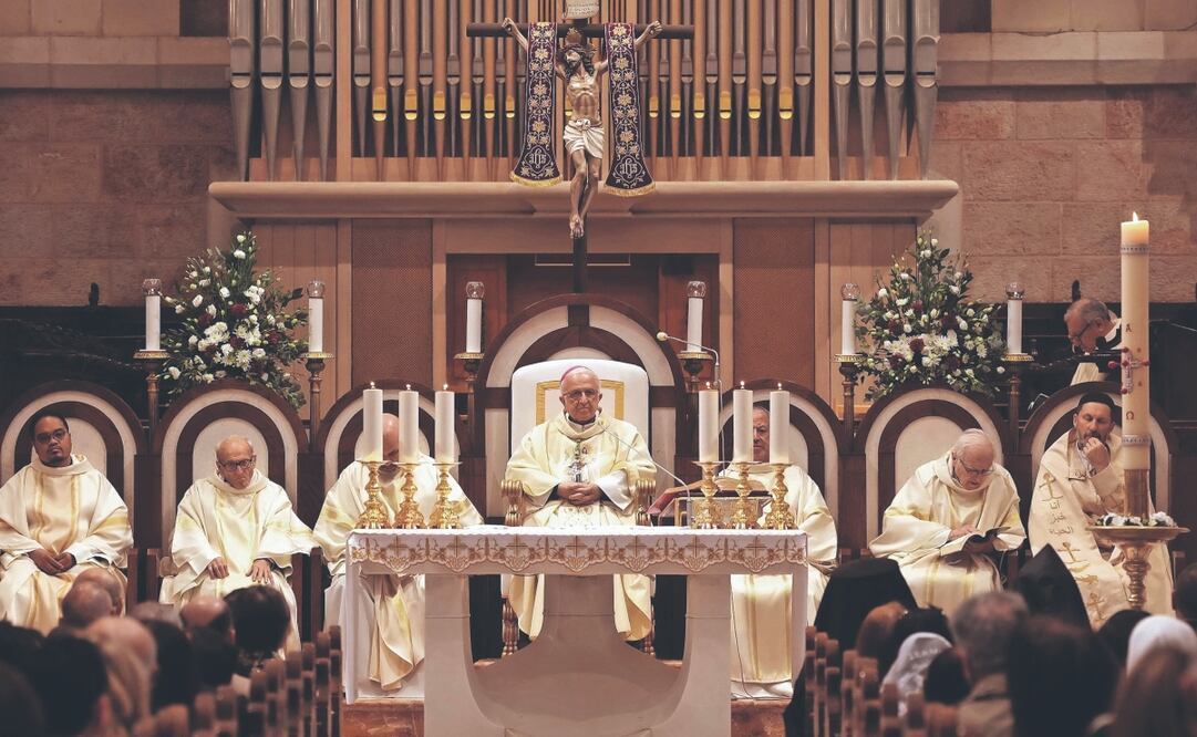 El obispo auxiliar del Patriarcado Latino de Jerusalén, William Shomali (centro), oficia una misa de réquiem por el difunto papa Francisco en la iglesia católica de Santa Catalina, en el complejo de la Iglesia de la Natividad, en la ciudad bíblica de Belén, Cisjordania ocupada. Foto: de HAZEM BADER. AFP